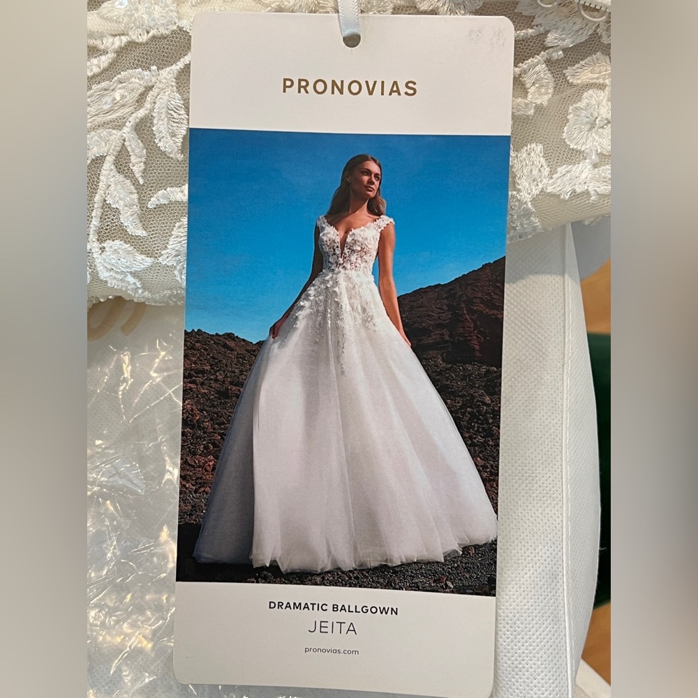 PRONOVIAS “JEITA” DRAMATIC BALLGOWN WEDDING DRESS